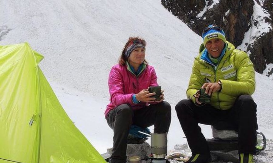 <p>Tee statt Gipfel: Nancy Hansen und Ralf Dujmovits im Karkourm.</p>
