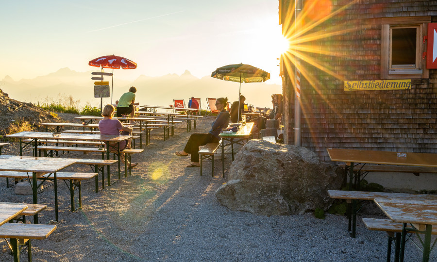 <p>Liegestuhl und sinkende Sonne: Zeit für einen Sundowner auf der Terrasse der Wormser Hütte.</p>