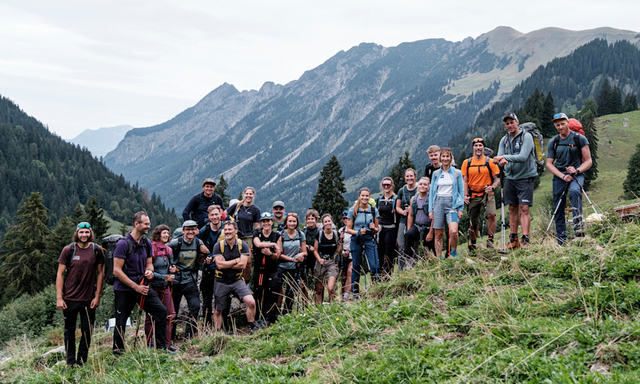 <p>Die Teilnehmer des VDBS Bergzeit Evaluation Camp 2026 auf der Rappenseehütte: 3 Bergführer, 12 Teilnehmer und Pressevertreter.</p>