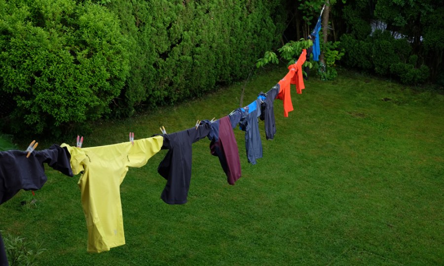 <p>Jacken auf der Leine: Drei Wochen mussten die Testkandidaten bei Wind und Wetter aushalten.</p>