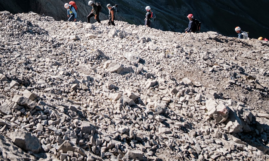 <p>Eine Wandergruppe beim gemeinsamen Aufstieg zum Hohen Licht in den Allgäuer Hochalpen.</p>