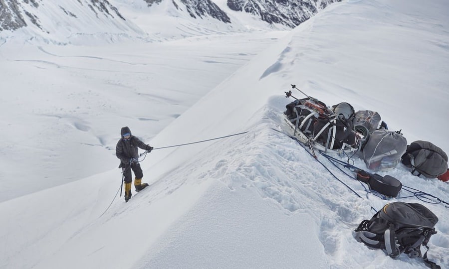 <p>Bergsteiger Mike Fuchs auf einer Bergkante am Denali in Alaska.<strong> Menschen hautnah: Bergtour in den Tod. Donnerstag, 8. Dezember, WDR, 22.40 – 23.25 Uhr</strong></p>