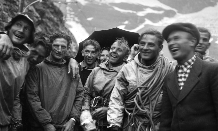 <p>Geschichtsträchtig: Heinrich Harrer (li.) wird zusammen mit Anderl Heckmair, Luwig Vörg und Fritz Kasparek nach der Erstdurchsteigung der Eiger-Nordwand gefeiert.</p>