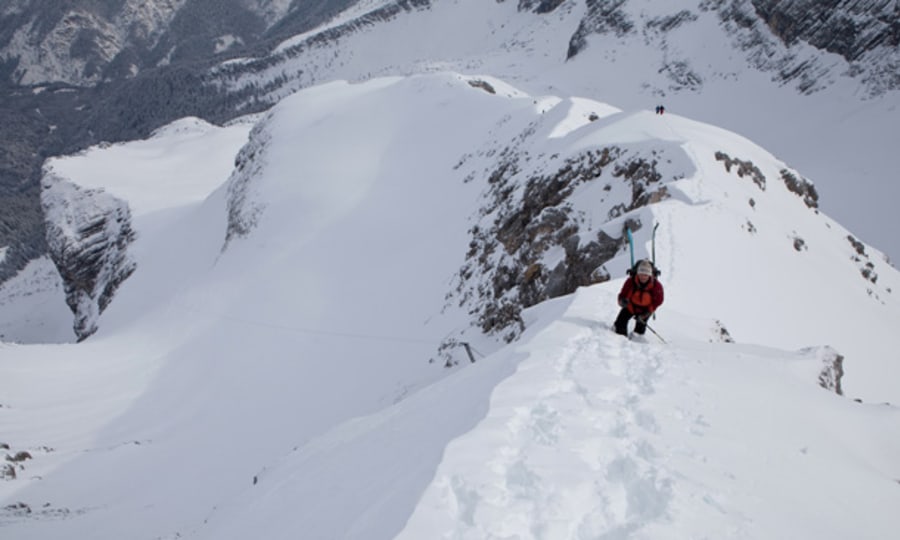 <p>Zeit für den Gipfel: Beim Aufstieg zur Alpspitze müssen die Ski am Südostgrat recht lang getragen werden.Stimmen die Bedingungen für die Abfahrt durch die Ostflanke, lohnt diese Mühe aber allemal.</p>