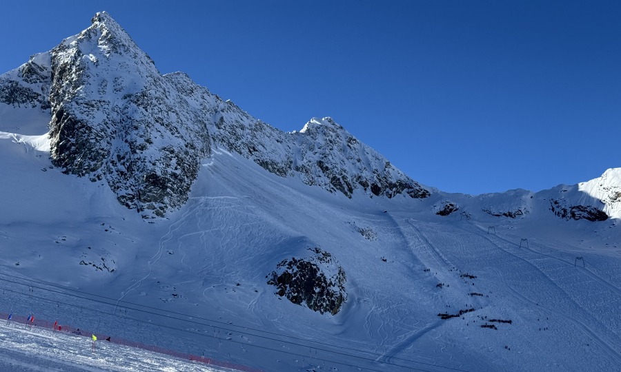 <p>Blick auf die Unglücksstelle im Bereich der Daunscharte am Stubaier Gletscher.</p>