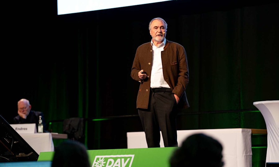 <p>DAV Präsident Roland Stierle bei der DAV Jahreshauptversammlung</p>