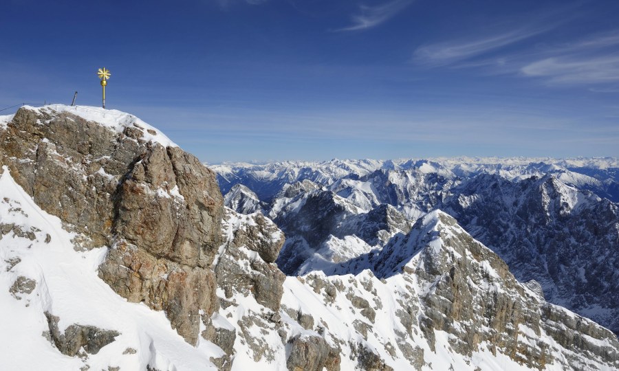 <p>Deutschlands höchster Gipfel im winterlichen Gewand. Dahinter: Der verschneite Jubiläumsgrat.</p>