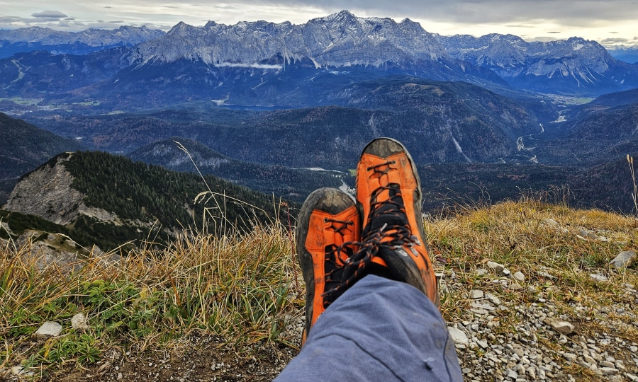 <p>Das ist der Gipfel: Blick vom höchsten Punkt der Schellschlicht Richtung Zugspitze und Wettersteingebirge.</p>