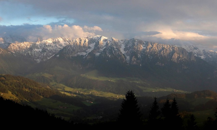<p>Paradeplatz: Vom Spitzsteinhaus hat man herrliche Aussicht nach Süden auf das Kaisergebirge.</p>