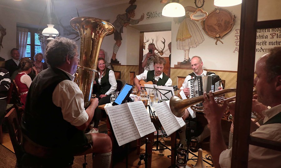 <p>Aufgespielt: musikalische ­Abwechslung im Traditionswirtshaus Auzinger am Hintersee.</p>
