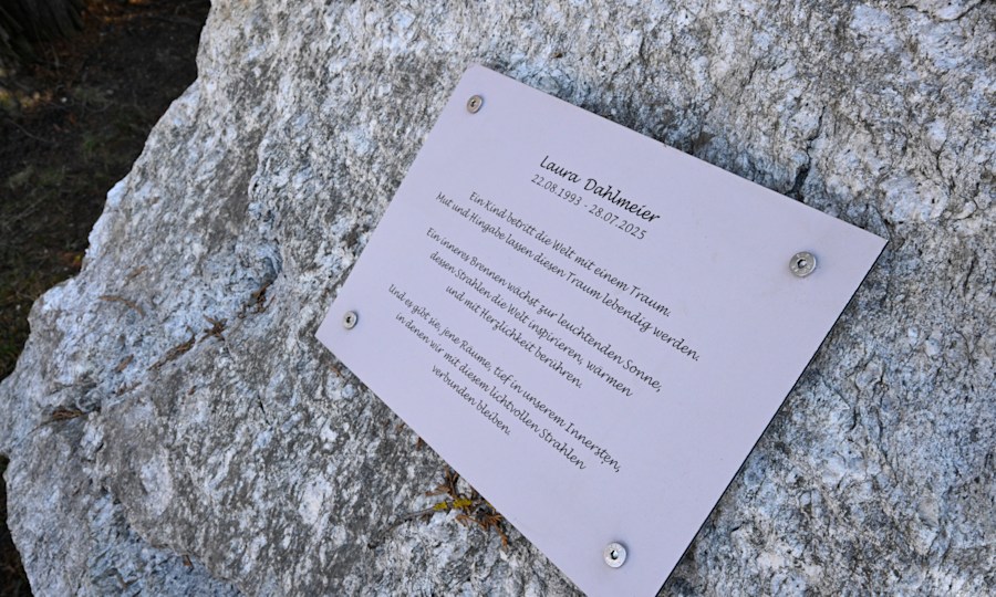 <p>Eine Tafel an einem Gedenkstein ist vor der offiziellen Umbenennung des Kurparks im Laura-Dahlmeier-Park angebracht worden. </p>