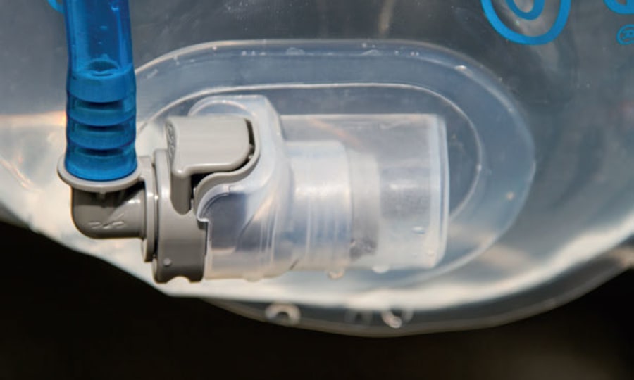 <p>Sollte Standard sein: Per Schnellverschluss abnehmbare Schläuche helfen beim Reinigen und Ein-/Auspacken der Trinkblase! </p>