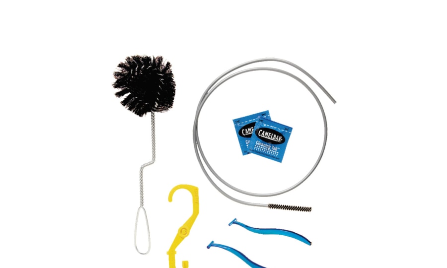 <p>Vorbildlich: das Cleaning Kit von Camelbak mit Bürsten, Trockenhaken, Tabs und Schlauch-Clip zum Aufhängen. </p>