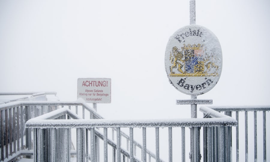 <p>Eingeschneit: Am Wochenende gab es auf der Zugspitze den ersten Schnee.</p>