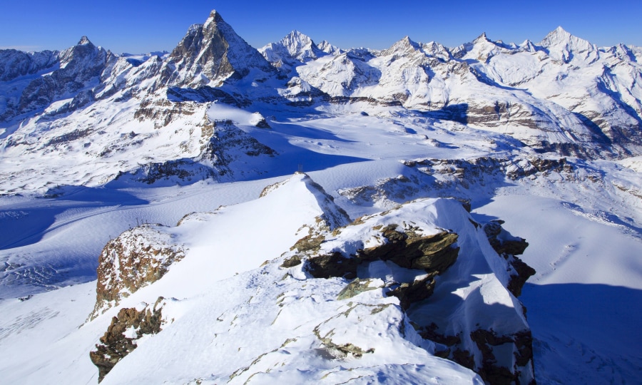 <p>In der Ferne sieht man Matterhorn und Dent d'Hérens</p>