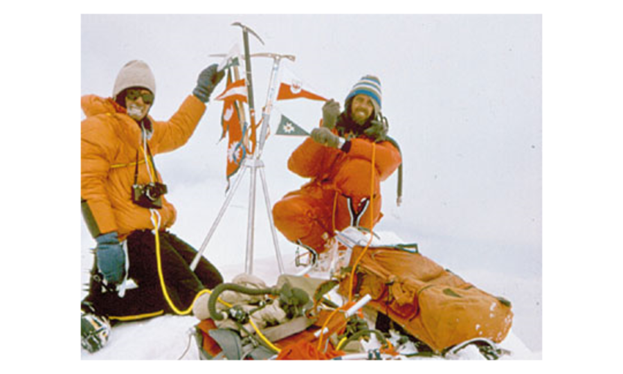 <p>Die ersten Österreicher auf dem höchsten Punkt des Everest: Robert Schauer (li.) und Wolfgang Nairz.</p>