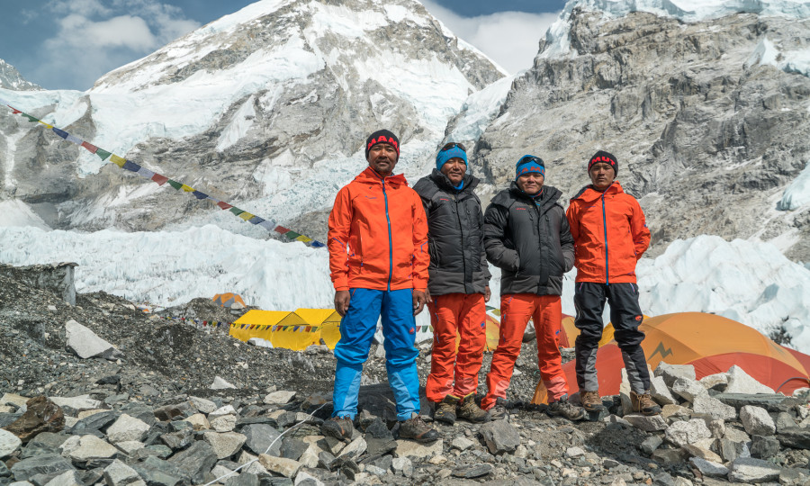 <p>Für Mammut auf das "Dach der Welt": Lakpa Sherpa, Pemba Rinji Sherpa, Ang Kaji Sherpa und Kusang Sherpa.</p>