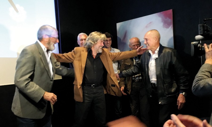 <p>Überglücklich: Reinhold Messner nach der Filmpremiere, mit Gert Judmeier und Oswald Oelz (rechts).</p>
