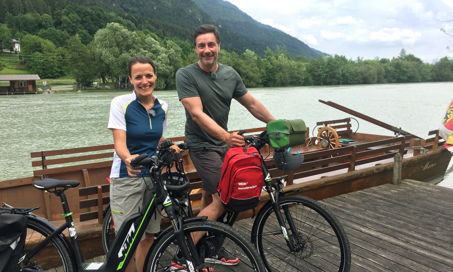 <p>Die Kärtnerin Anna Pacher (links)  begleitet Moderator Marco Schreyl auf dem E-Bike durch ihr Heimatland Kärnten.</p>