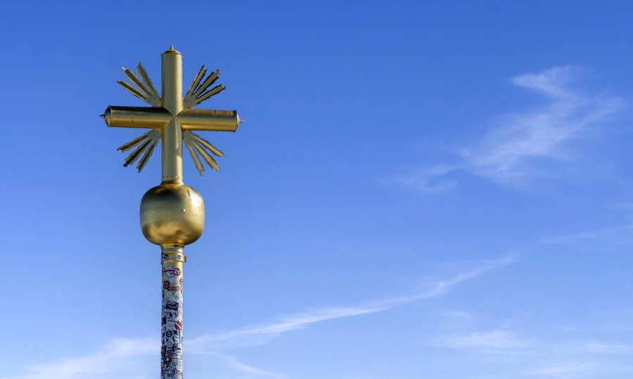 <p>Anfällig für Wind und Wetter: Die Zacken des goldenen Kreuz an der Zugspitze.</p>