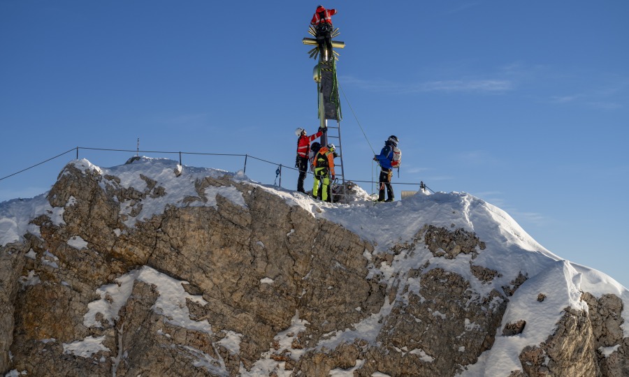 <p>Das renovierte Gipfelkreuz steht nach seinem Transport per Helikopter wieder auf der Zugspitze</p>