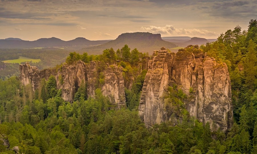 <p>Eines der Wahrzeichen des Elbsandsteingebirges: das Basteimassiv.</p>