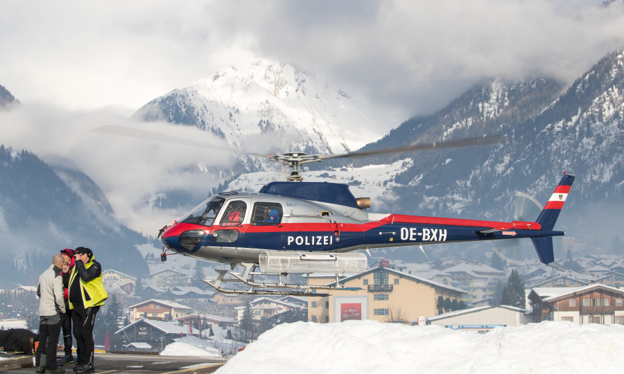 <p>Polizeihelikopter Libelle und Flugretter am Samstag am Heliport in Matrei in Osttirol.</p>