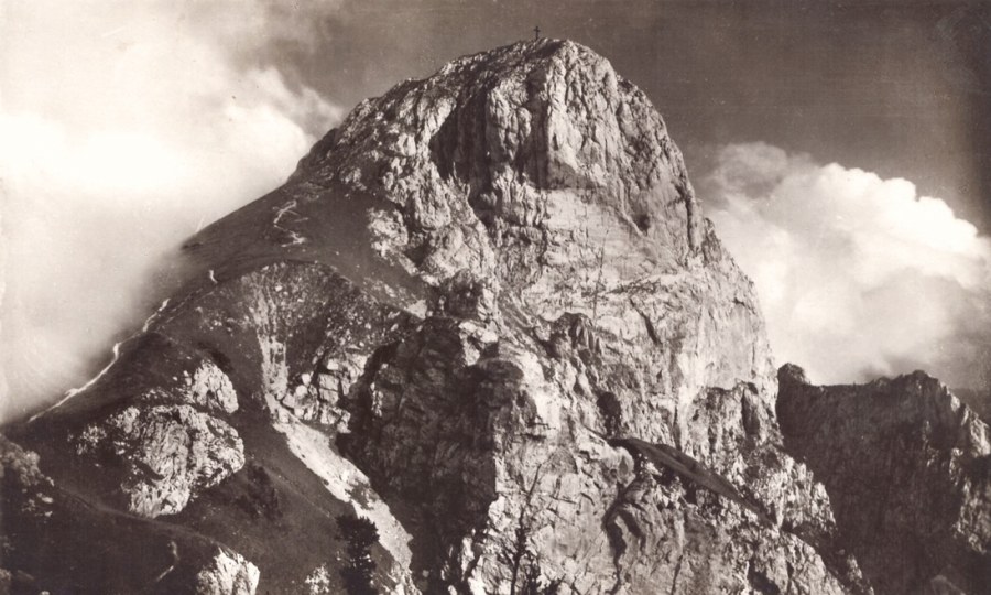 <p>Damals führte nur ein schmaler Pfad über die Säulingwiese zum Gipfel (2047 m).</p>