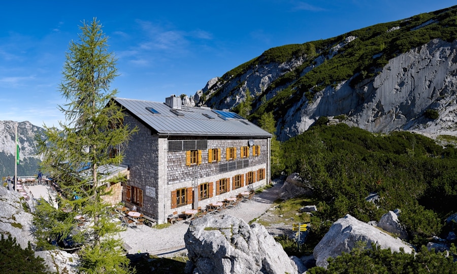 <p>Beliebtes Ziel: Die Blaueishütte zu Füßen des Hochkalters</p>