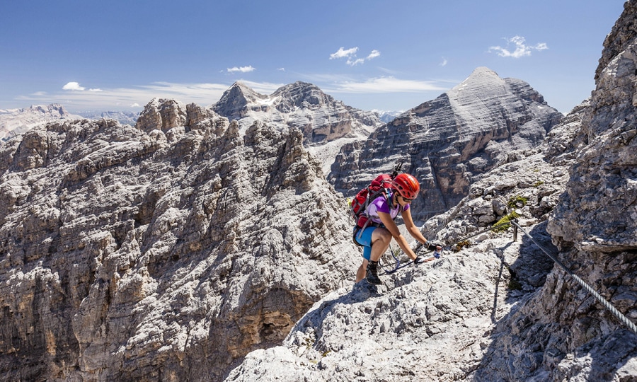 <p>Bergsteigerin beim Abstieg von der Südlichen Fanesspitze.</p>