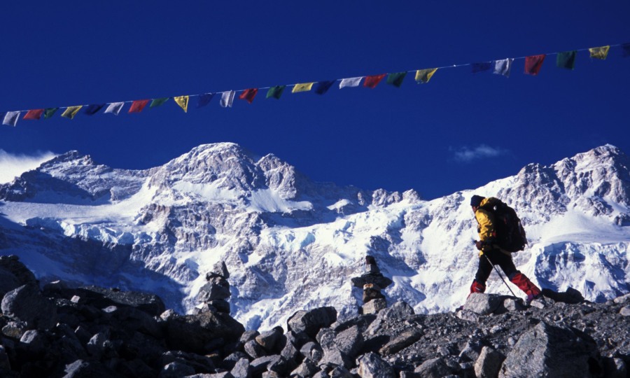 <p>Einzigartiges Erlebnis: Trekker vor der Bergkulisse des Kangchenjunga.</p>