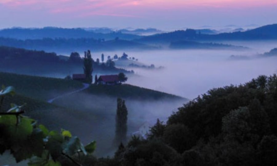 <p>Morgenstimmung in den südsteirischen Weinbergen, die zugleich die Grenze zu Slowenien tragen. 25.09. ORF III, 20.15 – 21.55 Uhr</p>