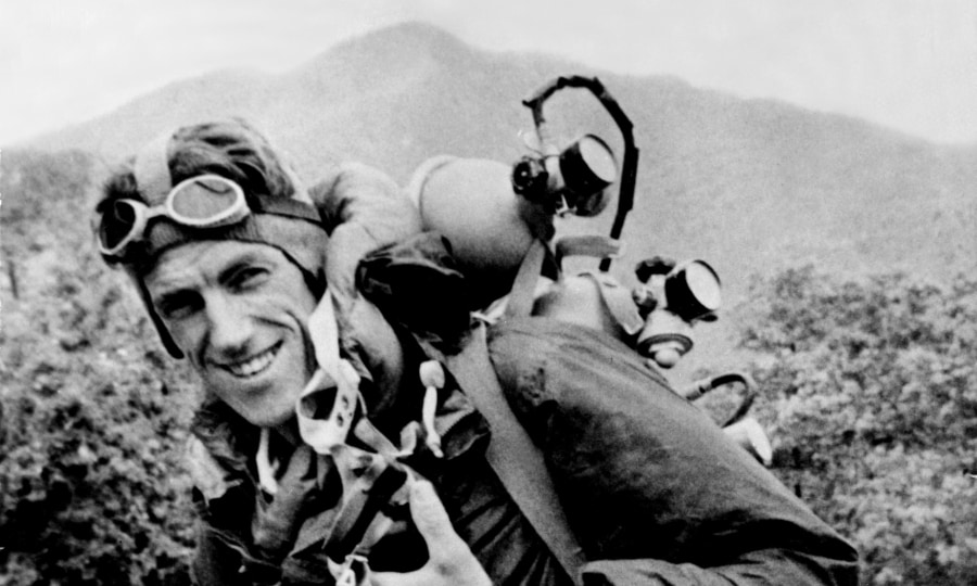 <p>Sir Edmund Hillary bei einem Fototermin in Kathmandu am 30. Juni 1953 - gut einen Monat nach der erfolgreichen Erstbesteigung des Everest. </p>
