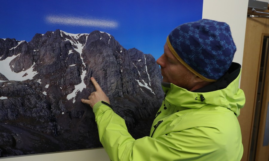 <p>Ben Nevis: Donald Paterson vom Lochaber Mountain Rescue Team zeigt die Stelle, wo die tödliche Lawine abging.</p>