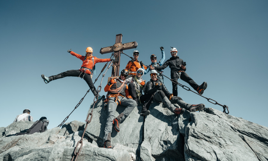 <p> Caro, Philipp und David mit dem Film- und Fototeam am Gipfel des Großglockners.</p>