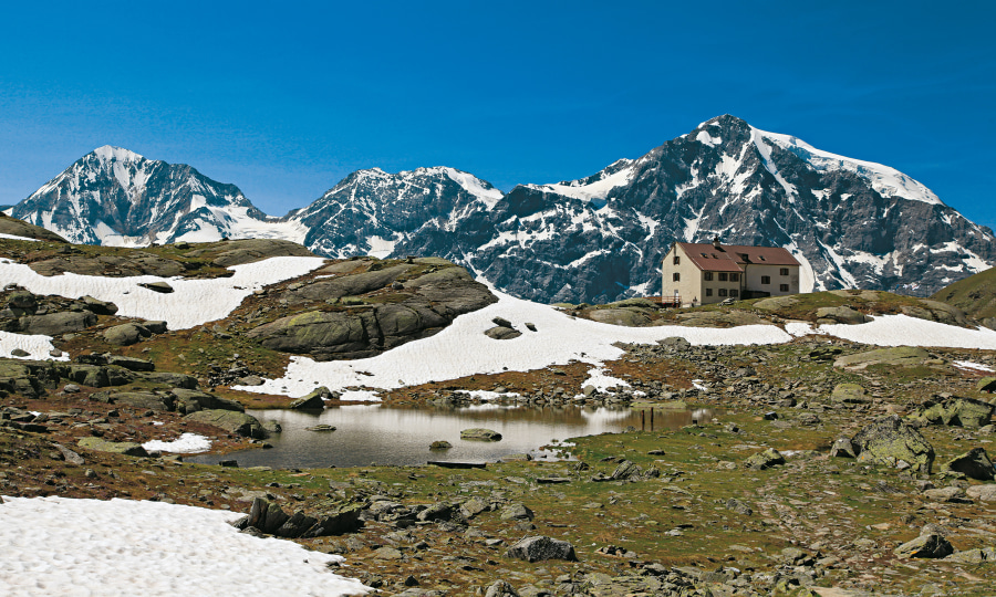 <p>Die  Düsseldorfer Hütte mit Ortler, Zebrù und Königspitze als Kulisse.   </p>