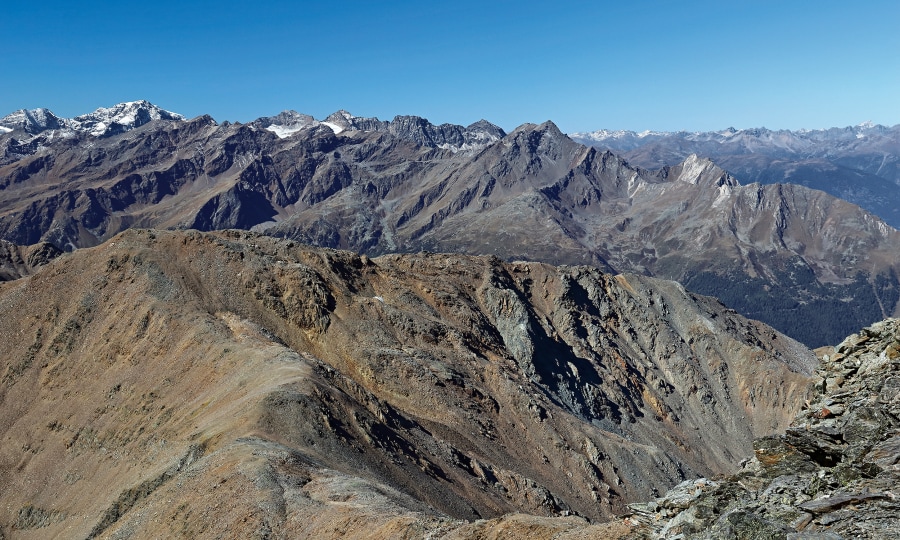 <p>Vom Gipfel ermessen wir  die Dreitausenderflur der Ortler Alpen.   </p>