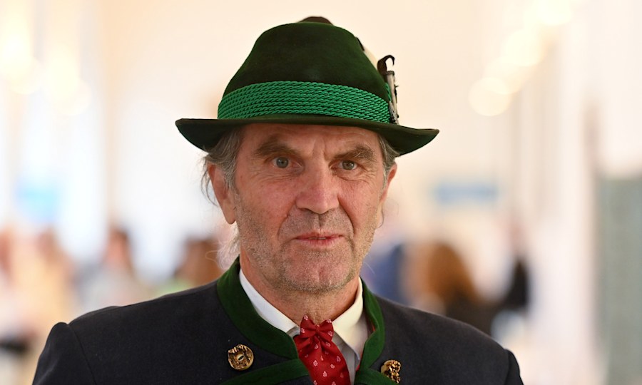 <p>Freudig bewegt: Thomas Huber bei der Verleihung des Bayerischen Verdienstordens in der Residenz in München.</p>