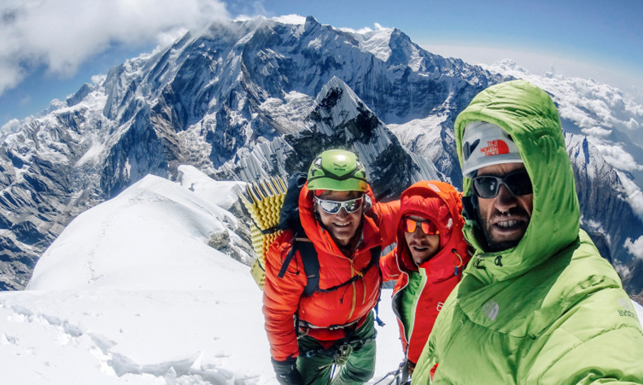 <p>Geschafft: Gerhard Fiegl, Alexander Blümel und Hansjörg Auer (v.li.) auf dem Gipfel des Nilgiri South.</p>