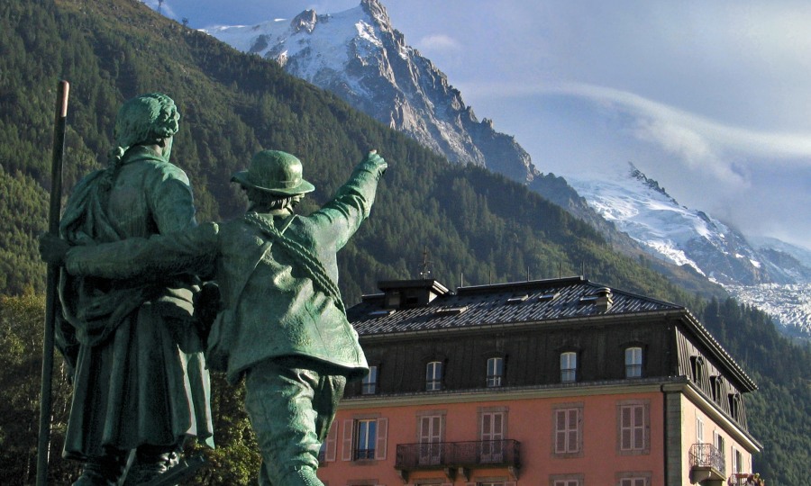 <p>Ein Denkmal in Chamonix erinnert an die beiden Erstbesteiger Balmat und Paccard.</p>