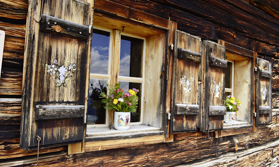 <p>Sonnengegerbt: die Molterauhütte am Mühlbacher Höhenweg.</p>