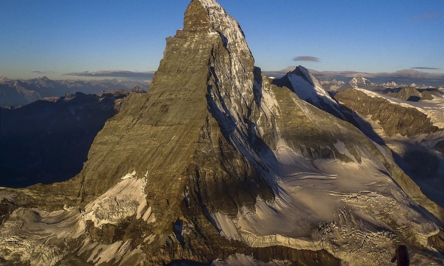 <p>Matterhorn, rechts die Nordwand mit der steilen Kante der Zmuttnase durch die die Gogna Route verläuft</p>