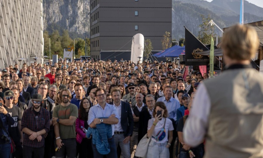 <p>Hunderte Gäste verfolgten die feierliche Eröffnung des neuen Dynafit-Headquarter.</p>