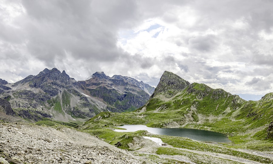 <p>In wilder Gebirgslandschaft: der Hüenersee.</p>