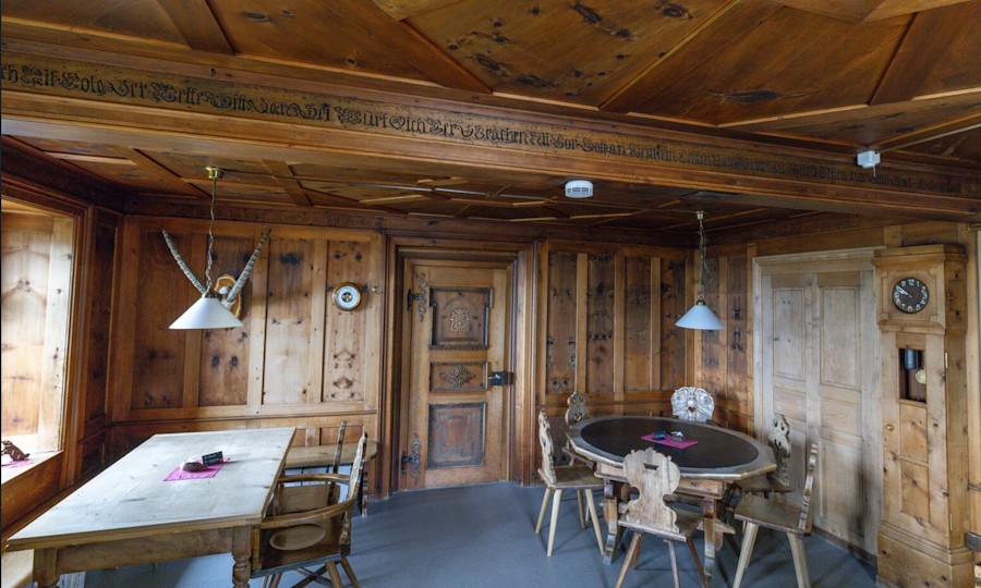 <p>Altehrwürdig: in der urigen Gaststube der Silvrettahütte.</p>