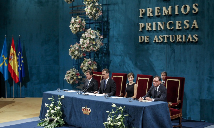 <p>König Felipe VI. von Spanien und Königin Letizia von Spanien bei der Verleihung der "Spanischen Nobelpreise" im Jahr 2015 im Teatro Campoamor in Oviedo.</p>
