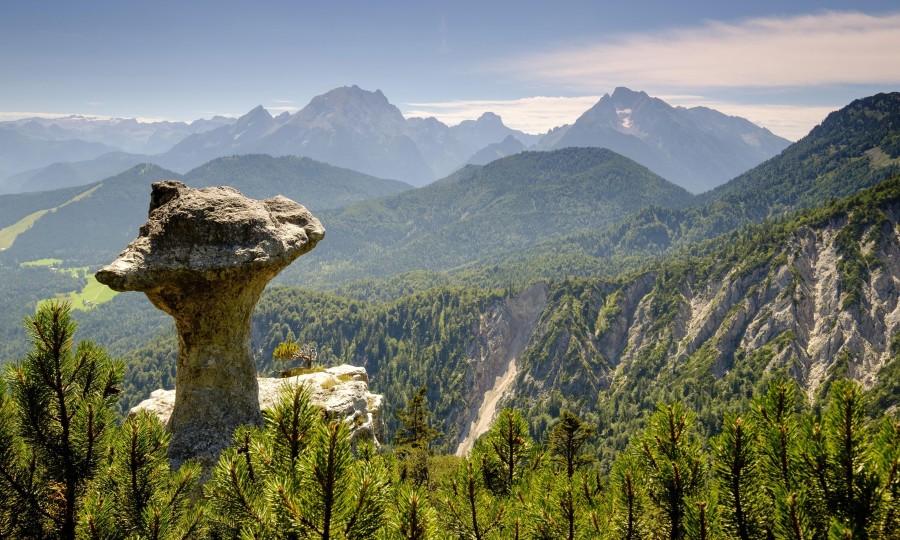 <p>Die Steinernde Agnes ist ein 15 Meter hohen Obelisk aus Ramsaudolomit im Lattengebirge.</p>