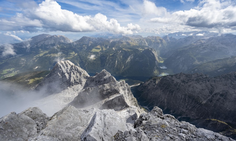 <p>Ausblick vom der Watzmann Mittelspitze auf den Kleinen Watzmann und die Watzmann Kinder.</p>