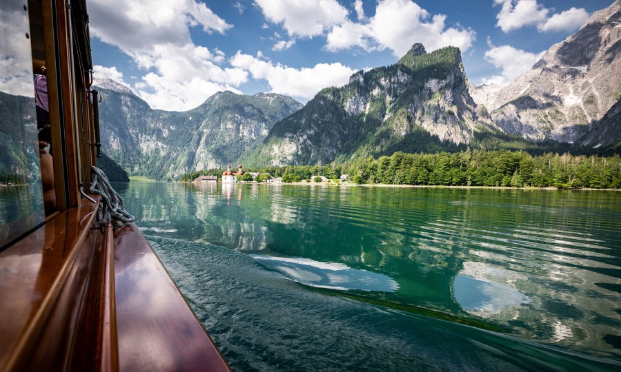 <p>Bootsanfahrt zum Postkartenmotiv St. Bartholomä, rechts im ­Hintergrund die mächtige Ostwand des Watzmann.</p>