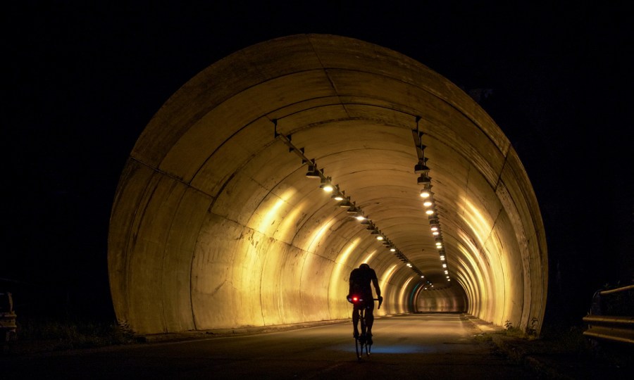 <p>Allein im Tunnel: Andreas Steindl auf den ersten Kilometern.</p>